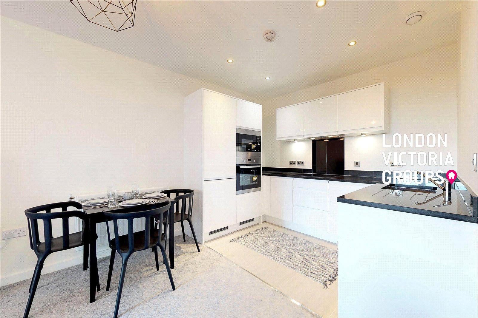 Flat Woodley Crescent in Greater London