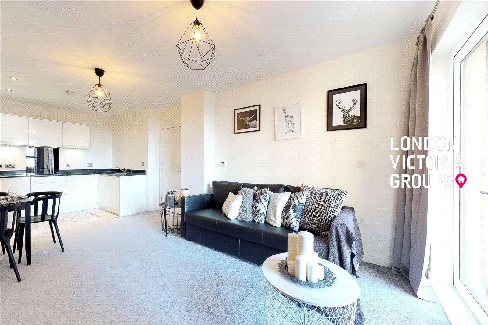 Flat Woodley Crescent in Greater London