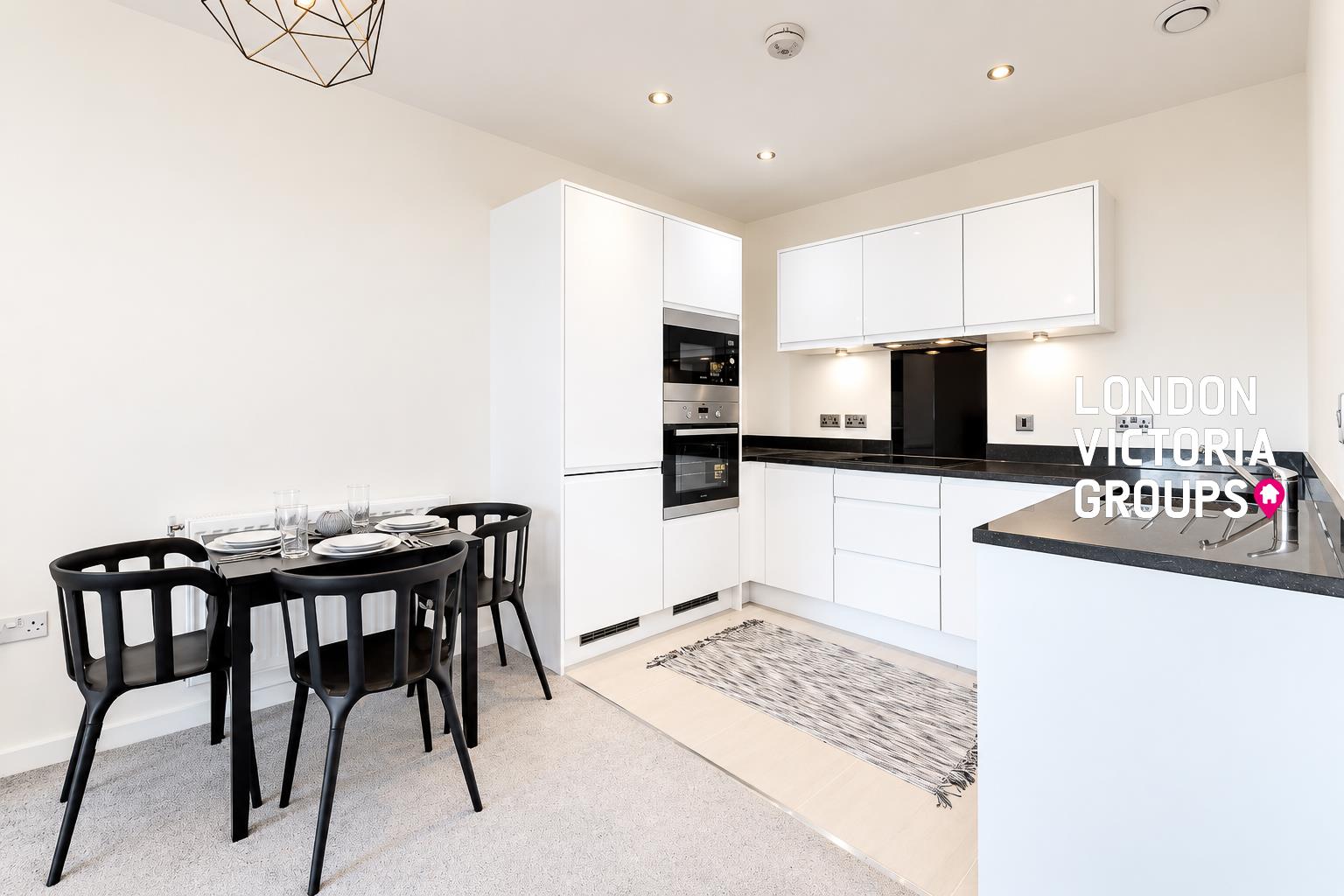 Flat Woodley Crescent in Greater London