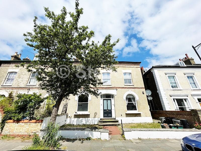 Flat Beacon Hill in Greater London