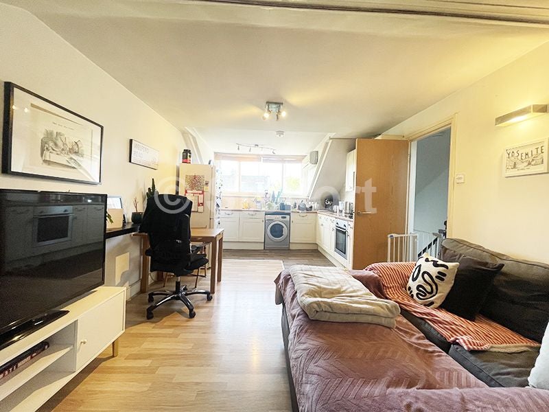 Flat Beacon Hill in Greater London