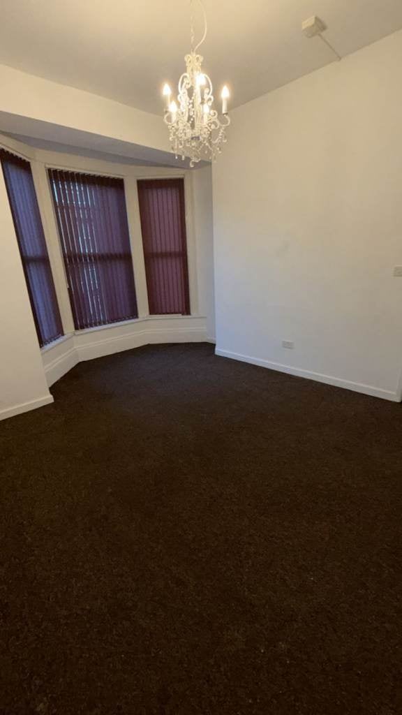 Flat Apsley Crescent in Bradford