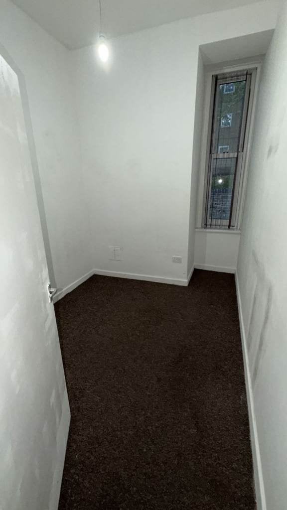Flat Apsley Crescent in Bradford