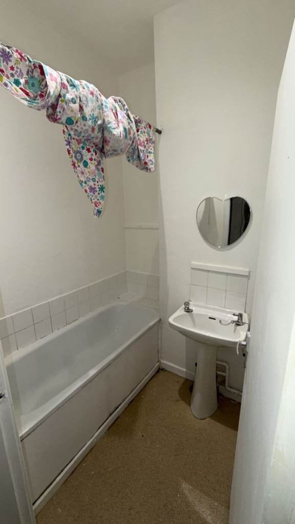 Flat Apsley Crescent in Bradford