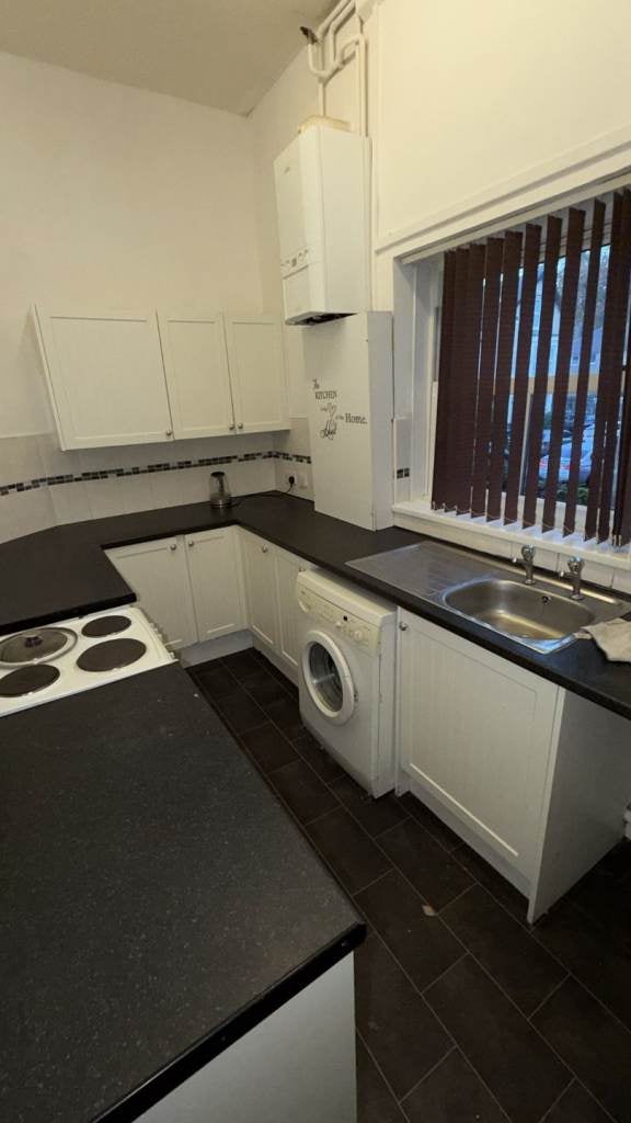 Flat Apsley Crescent in Bradford