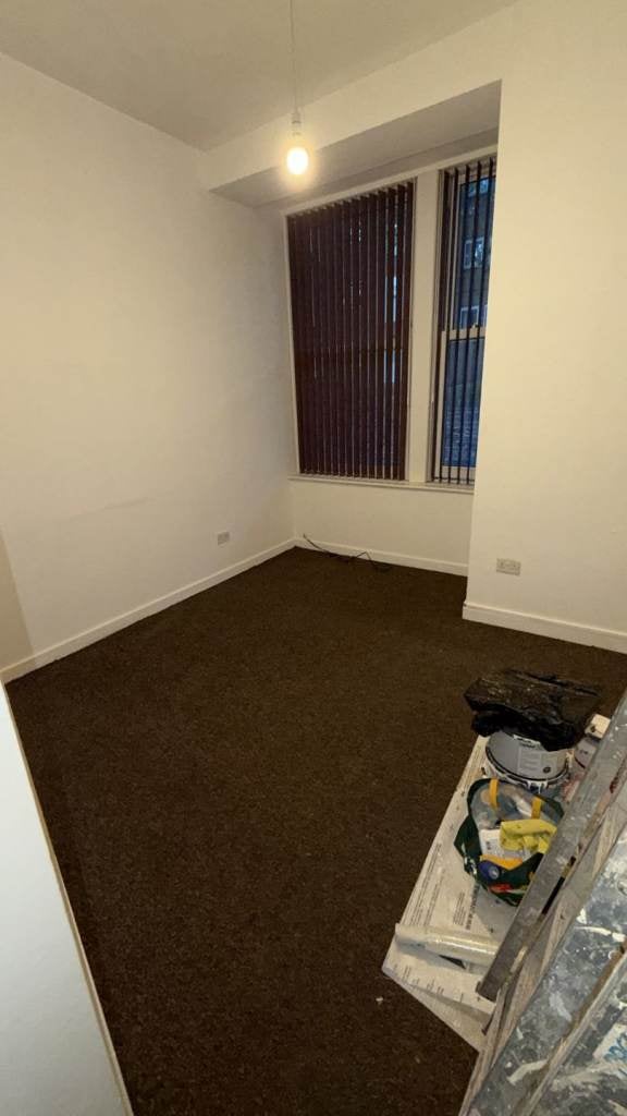 Flat Apsley Crescent in Bradford