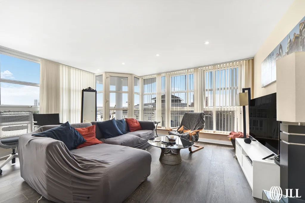Flat Manchester Road in Greater London