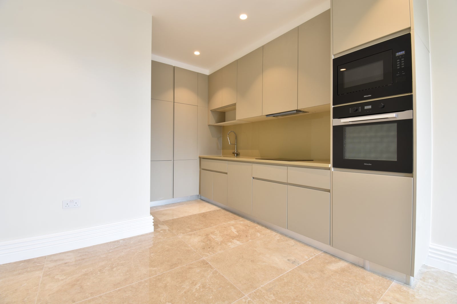 Flat Brampton Grove in London