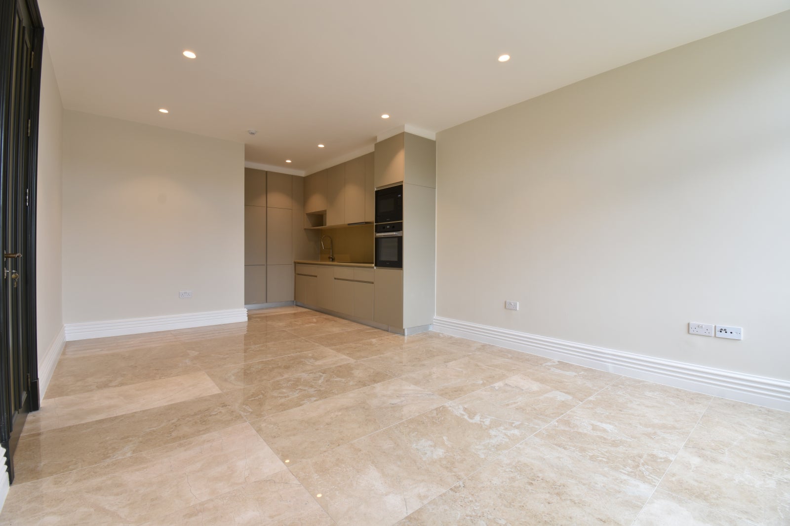 Flat Brampton Grove in London