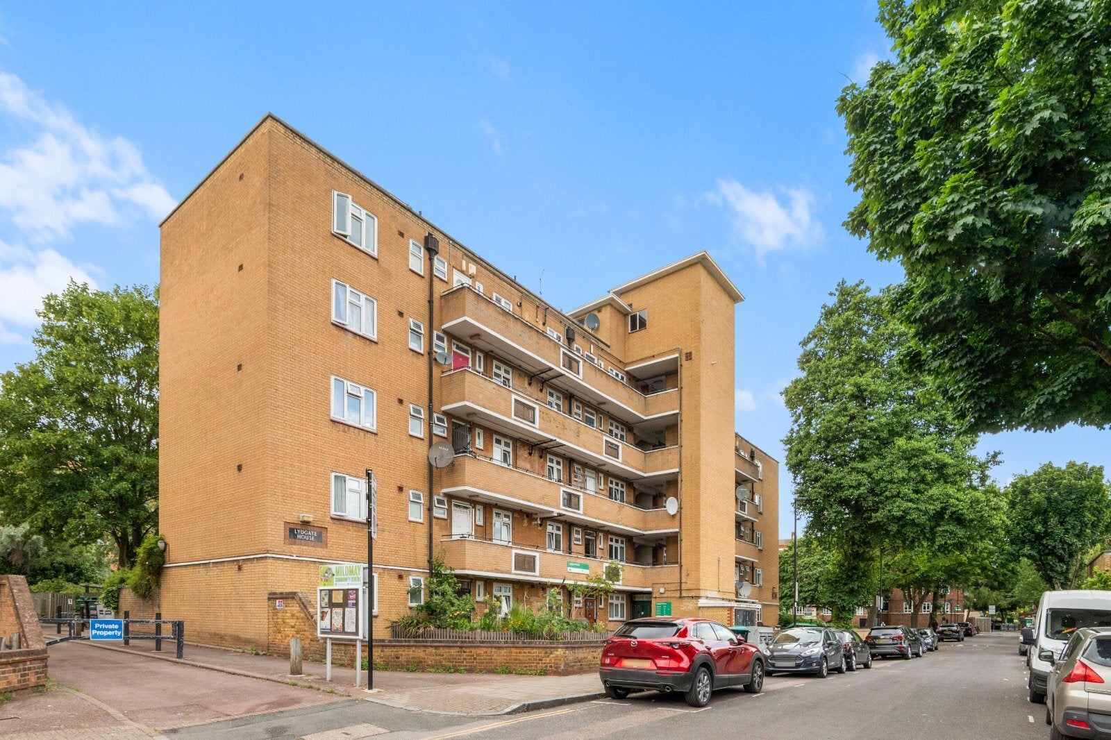 Flat Woodville Road in Greater London