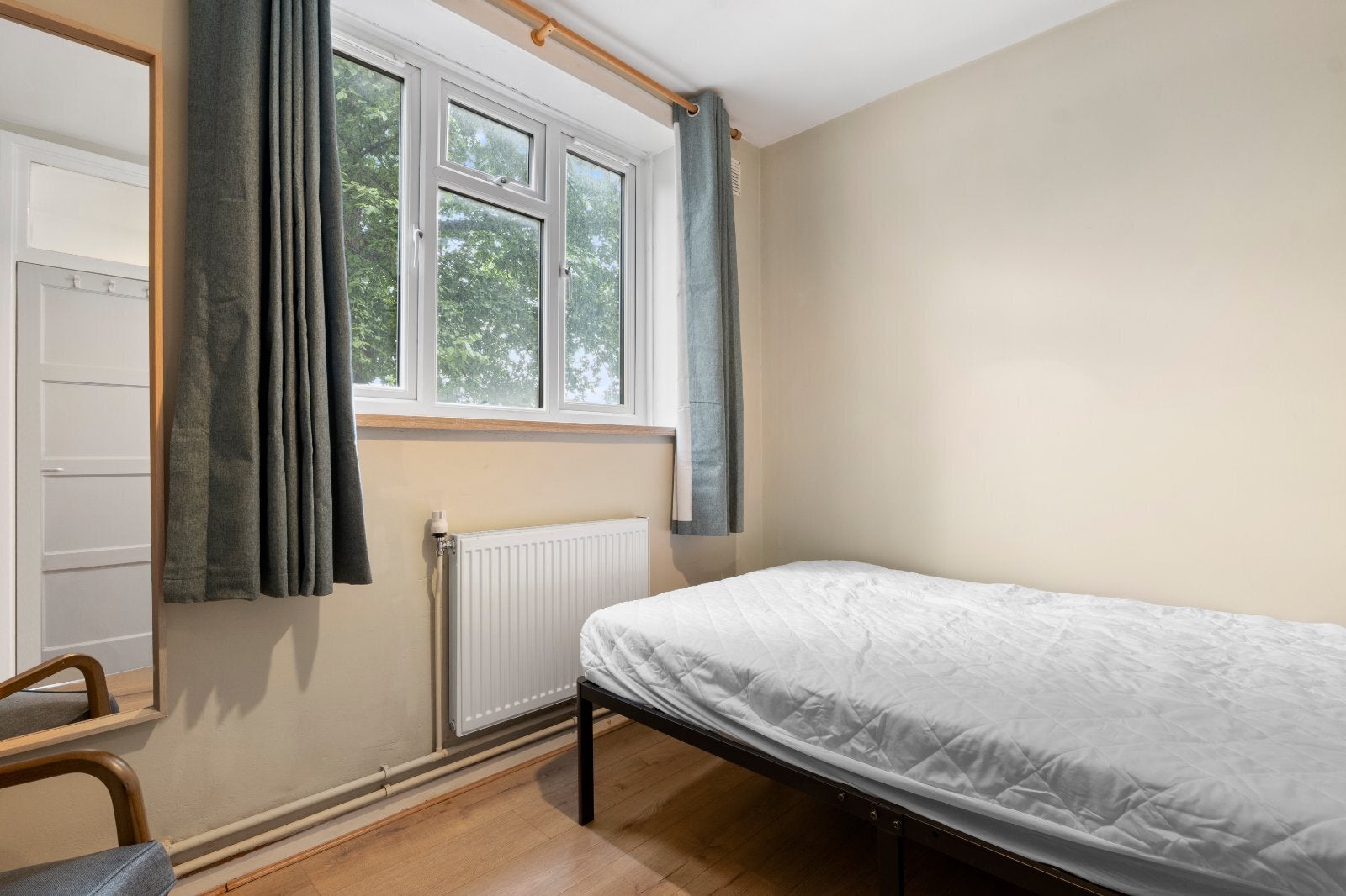 Flat Woodville Road in Greater London