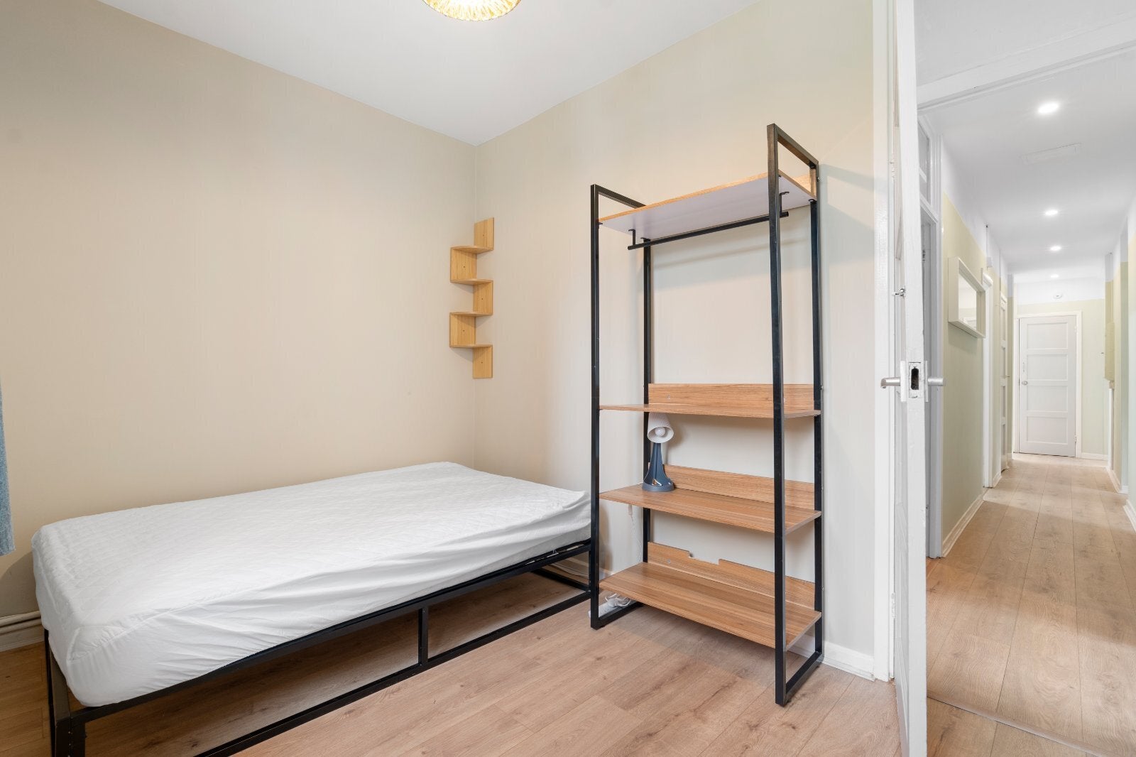 Flat Woodville Road in Greater London