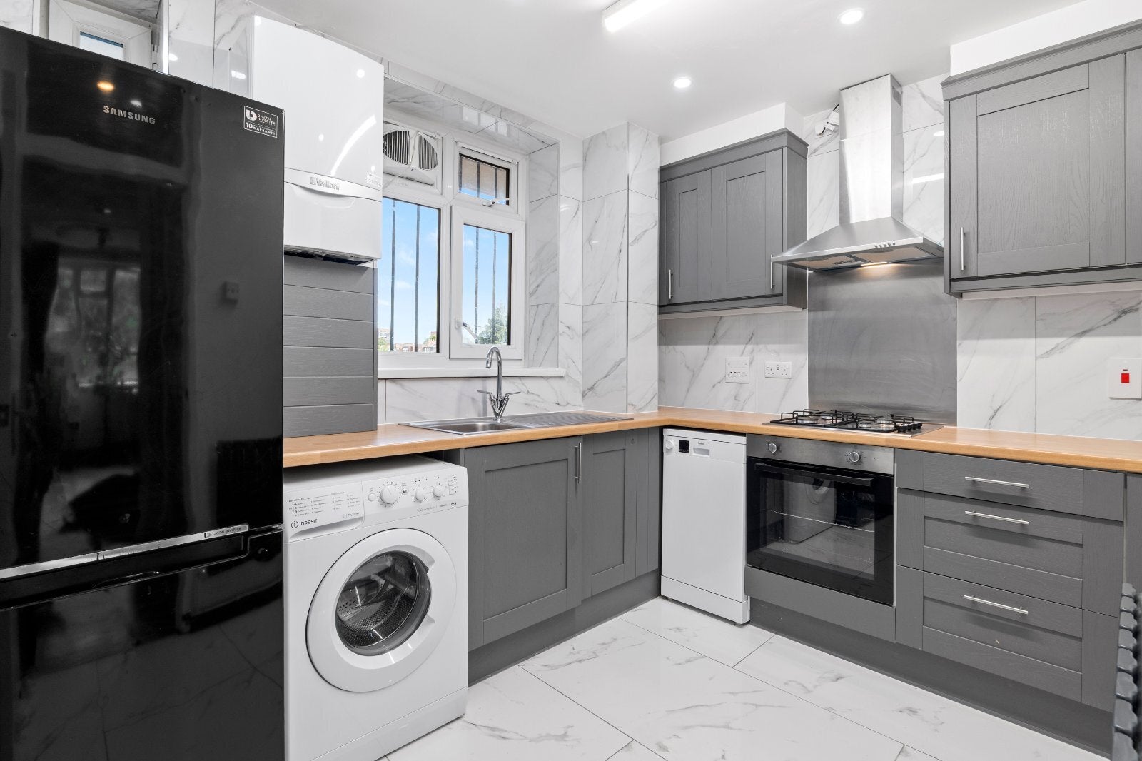 Flat Woodville Road in Greater London