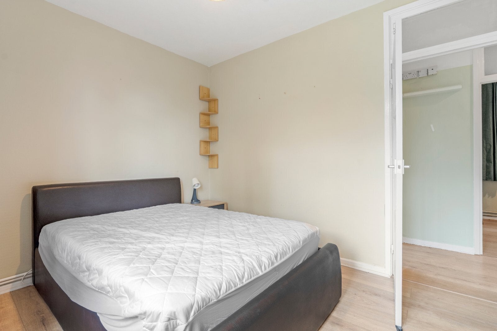 Flat Woodville Road in Greater London