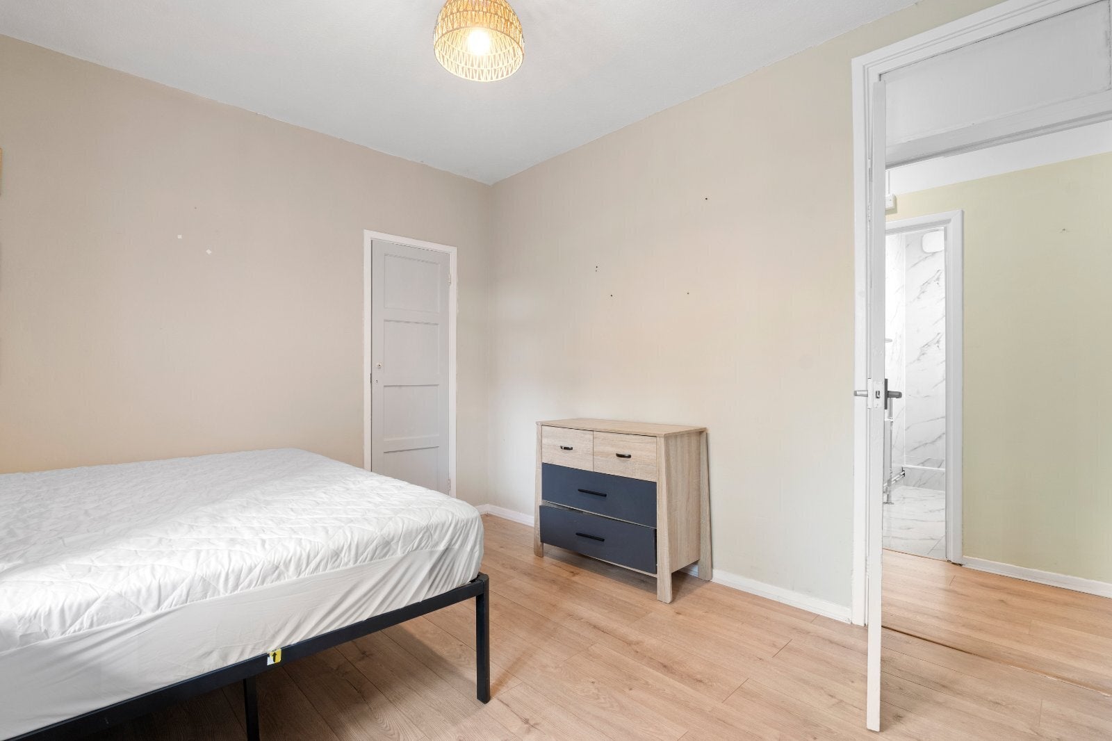Flat Woodville Road in Greater London
