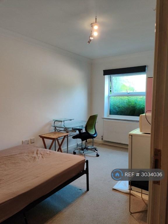 Room Keen's Road in Greater London