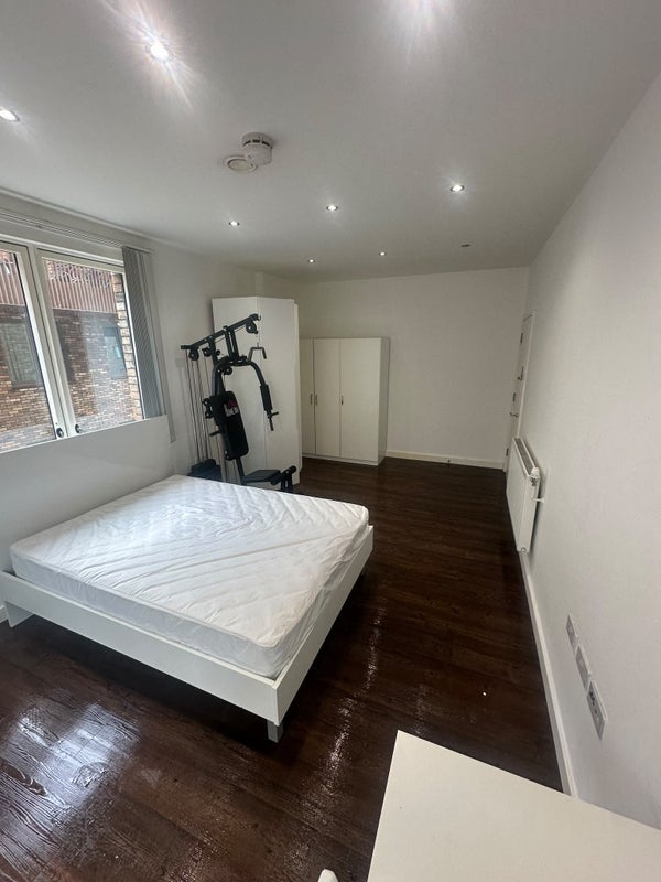 Room Frobisher Yard in Greater London