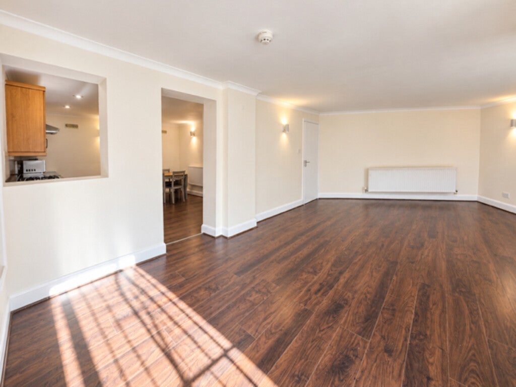 Flat Leighton Road in Greater London