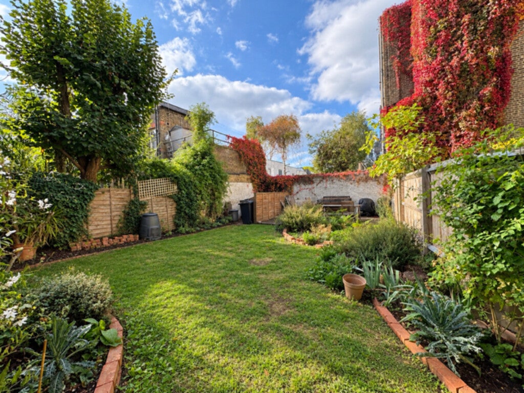 Flat Leighton Road in Greater London