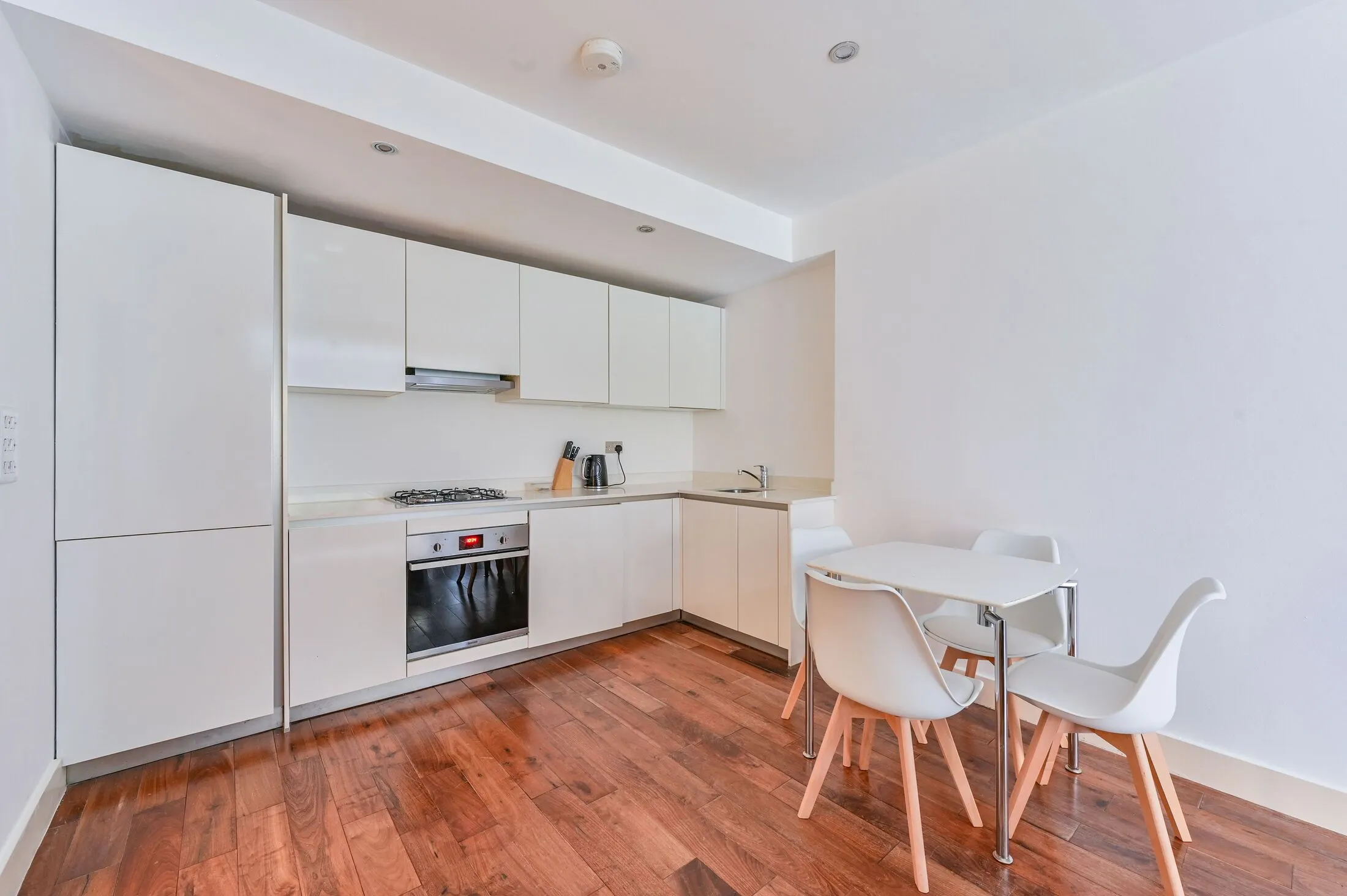 Flat Victoria Road in Greater London