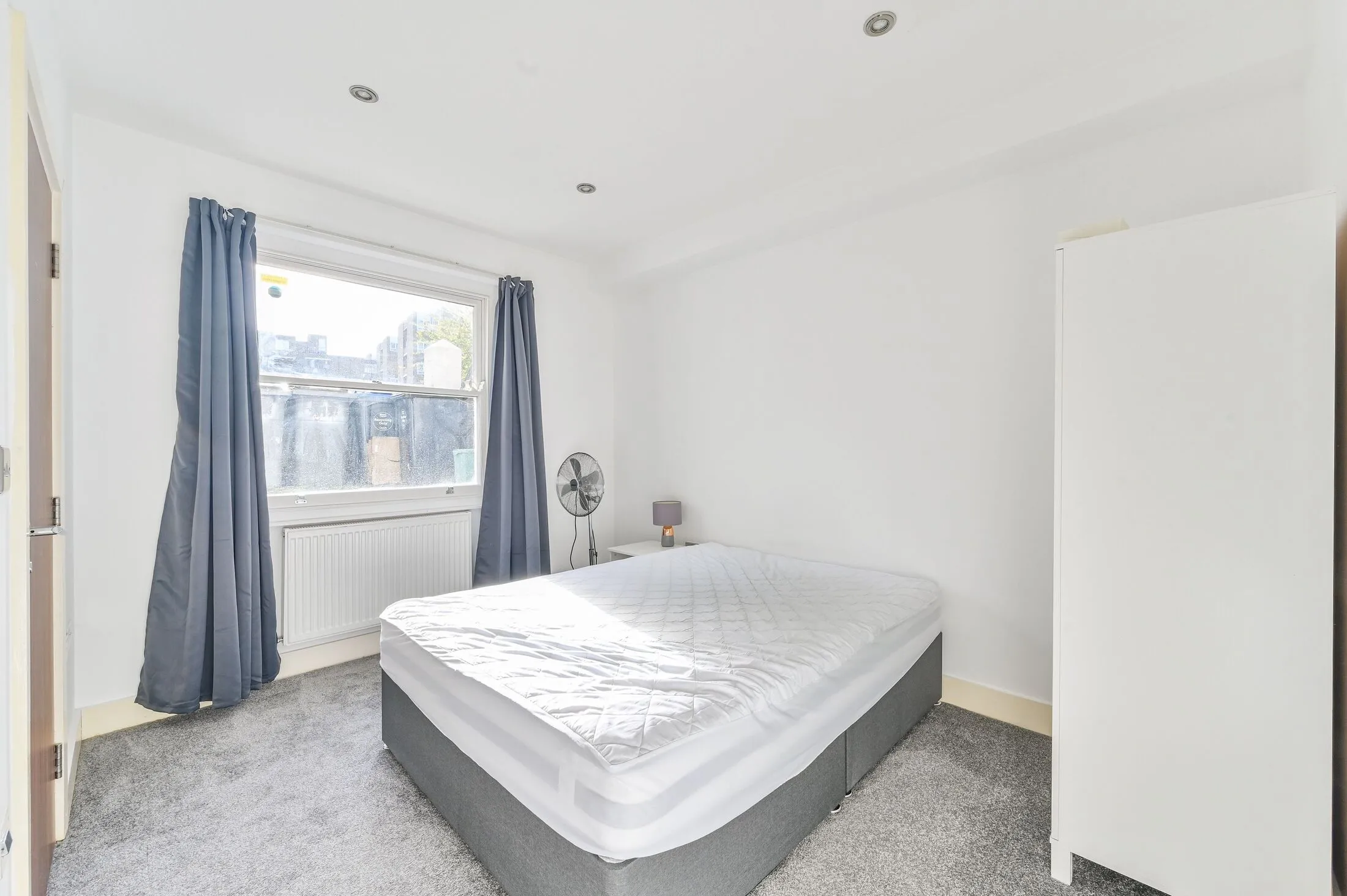 Flat Victoria Road in Greater London