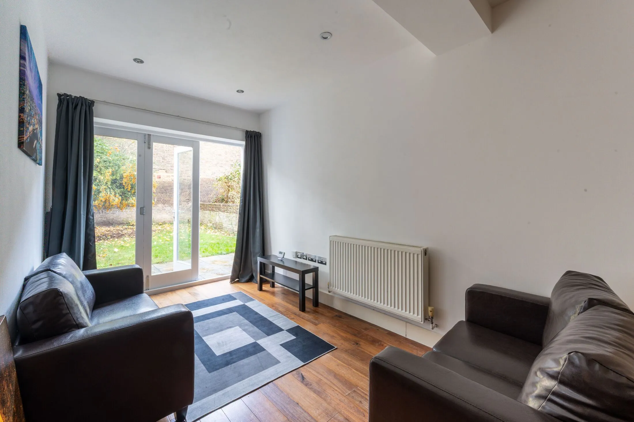Flat Victoria Road in Greater London
