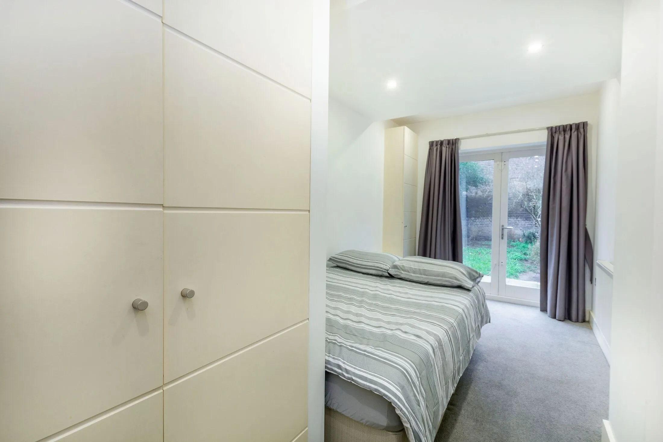 Flat Victoria Road in Greater London