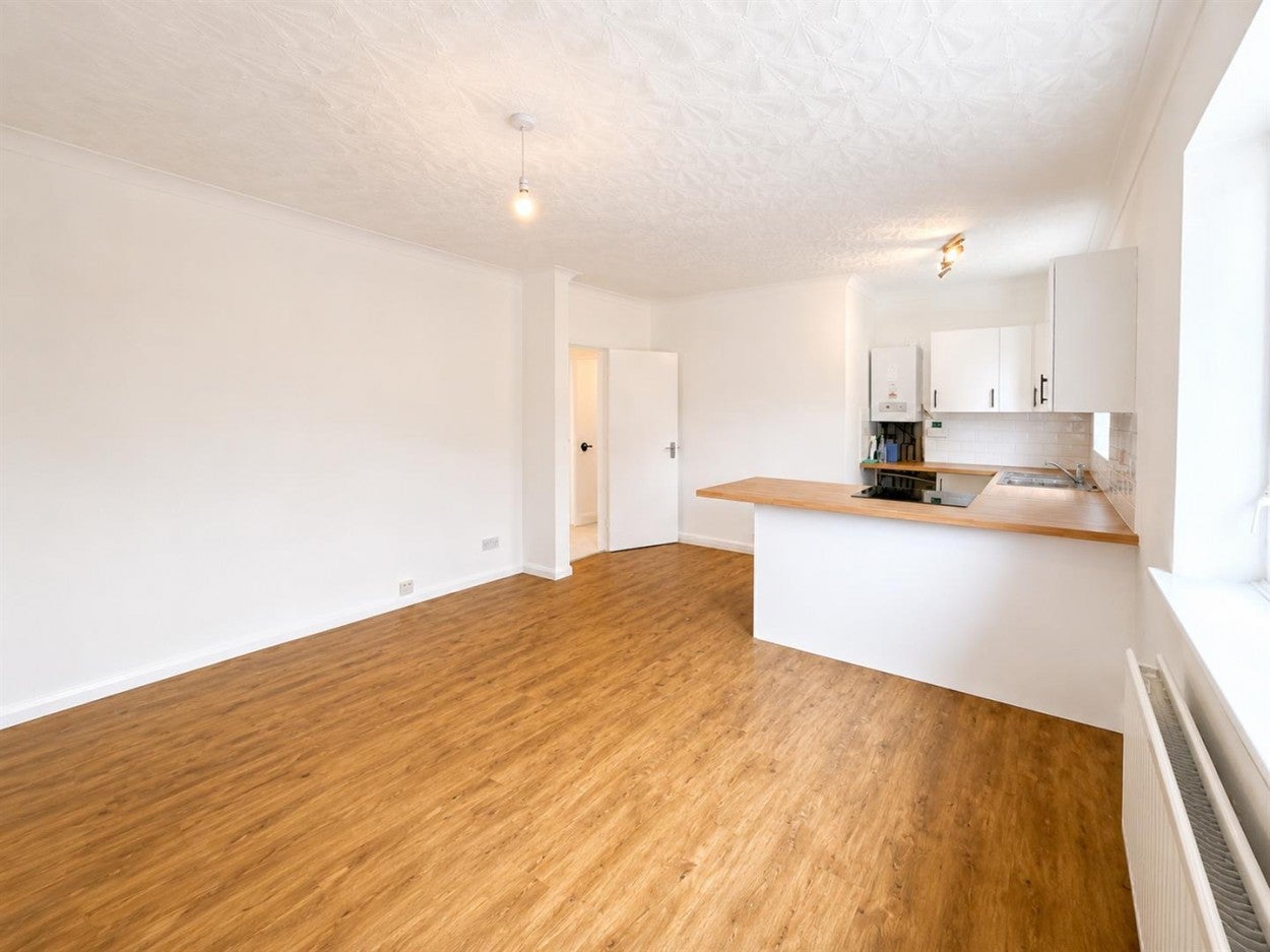 Flat Glamis Street in Arun
