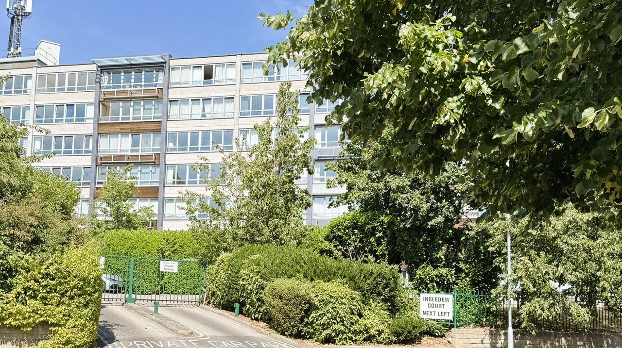 Flat Sandringham Drive in Leeds