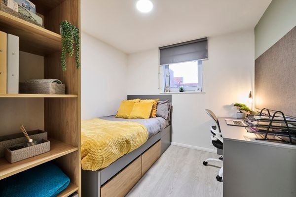 Room Overing Close in Leicester
