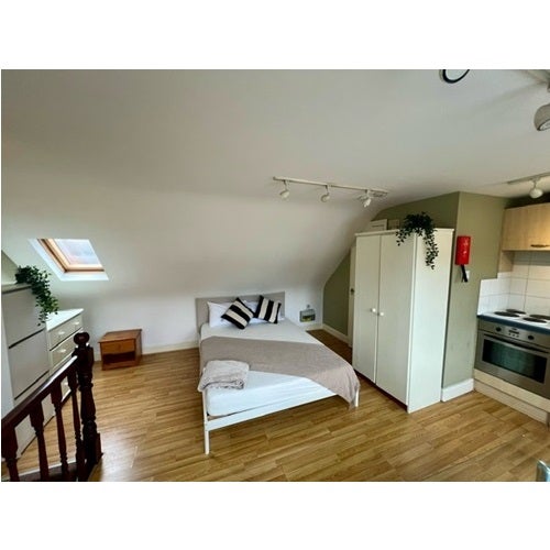 Flat Castletown Road in Greater London