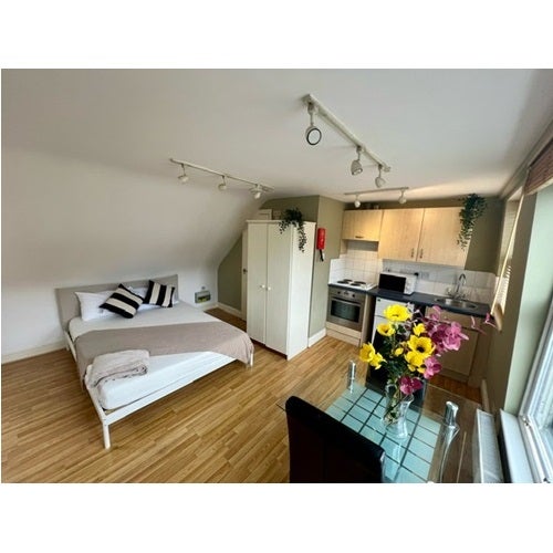Flat Castletown Road in Greater London
