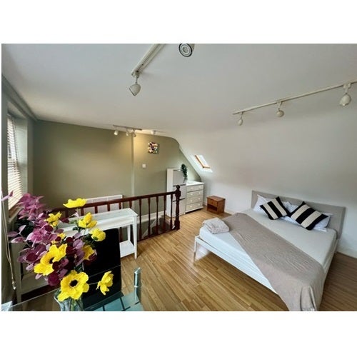 Flat Castletown Road in Greater London