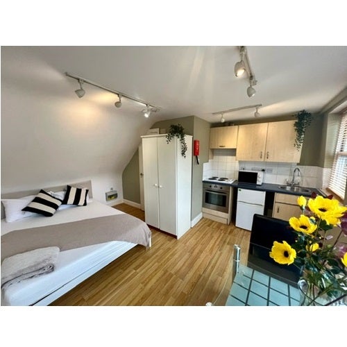 Flat Castletown Road in Greater London
