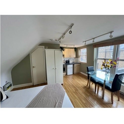 Flat Castletown Road in Greater London