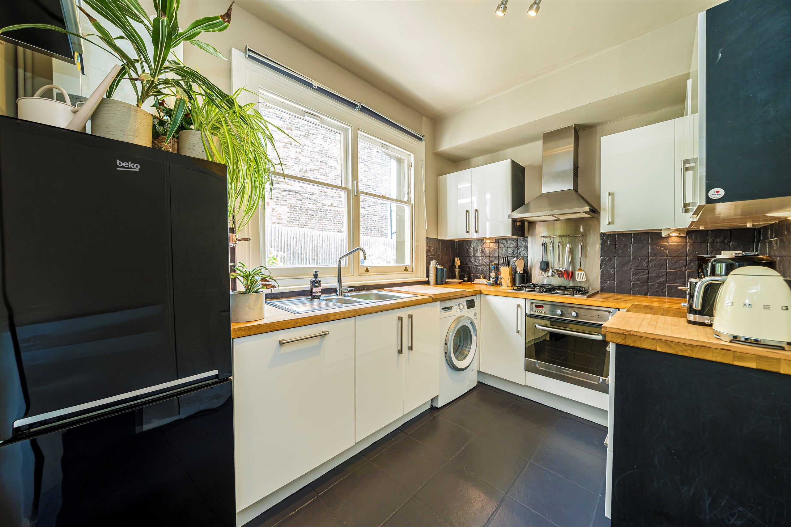 Flat Adelaide Avenue in Greater London