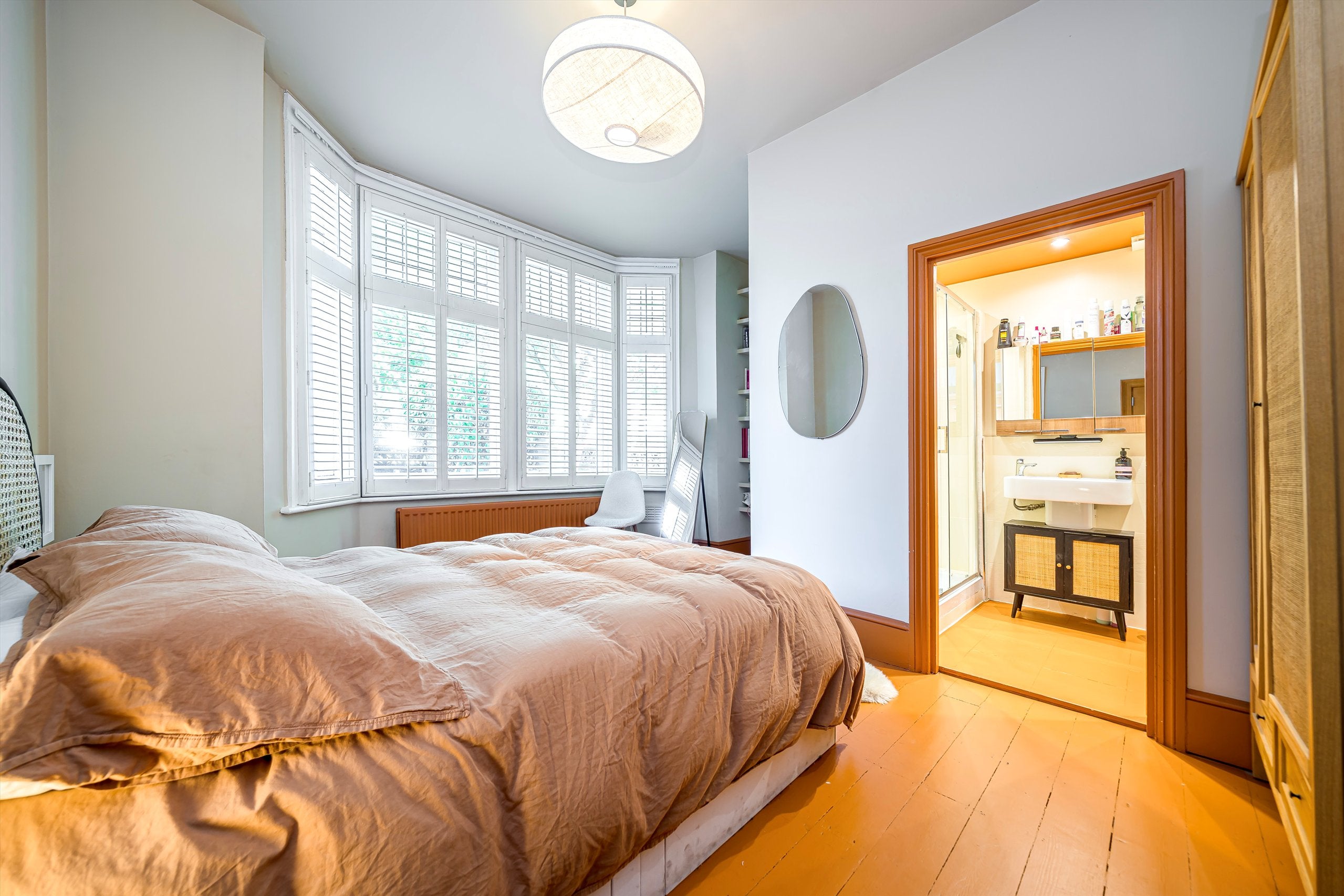 Flat Adelaide Avenue in Greater London