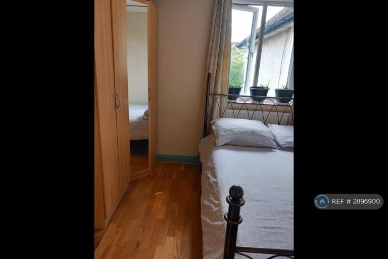 Room Clayton Road in Greater London
