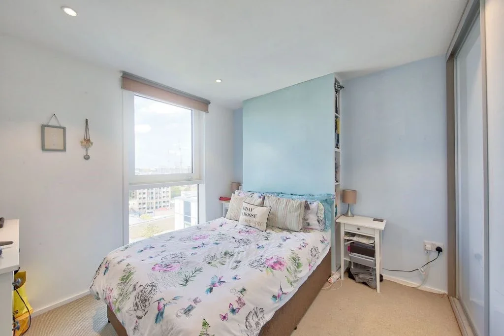 Flat Buckhold Road in Greater London