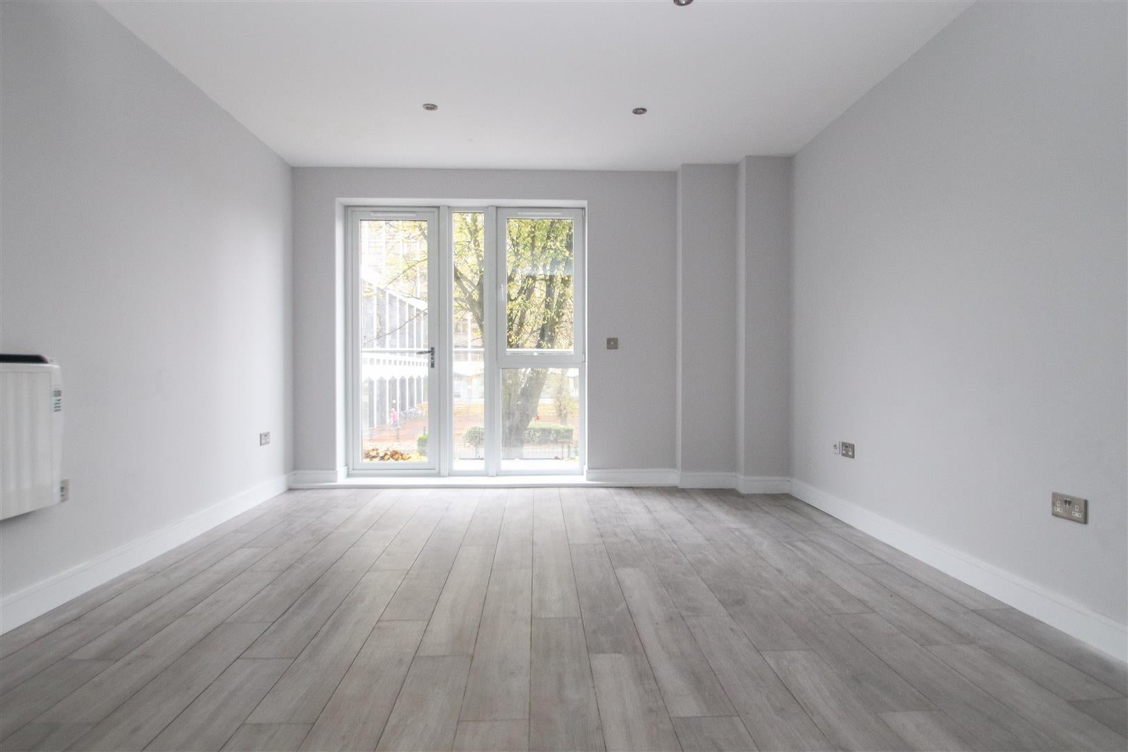 Flat Victoria Avenue in Southend-on-Sea