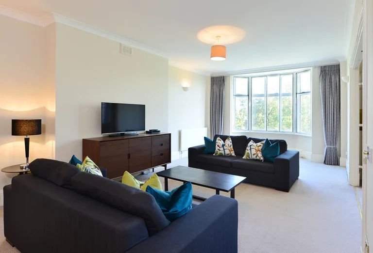 Flat Walm Lane in Greater London