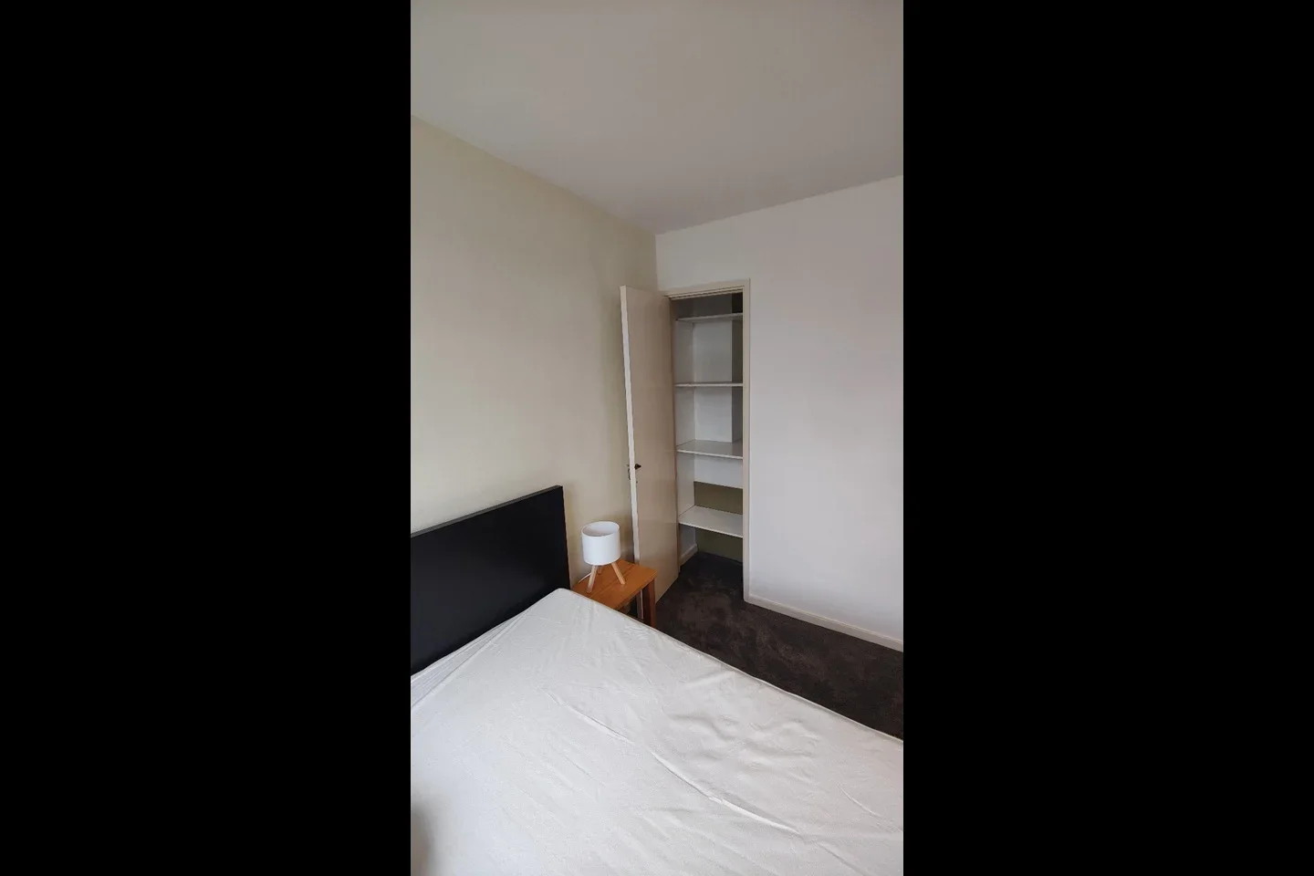 Room Hillview Court in Woking