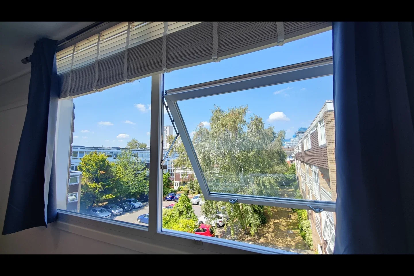 Room Hillview Court in Woking
