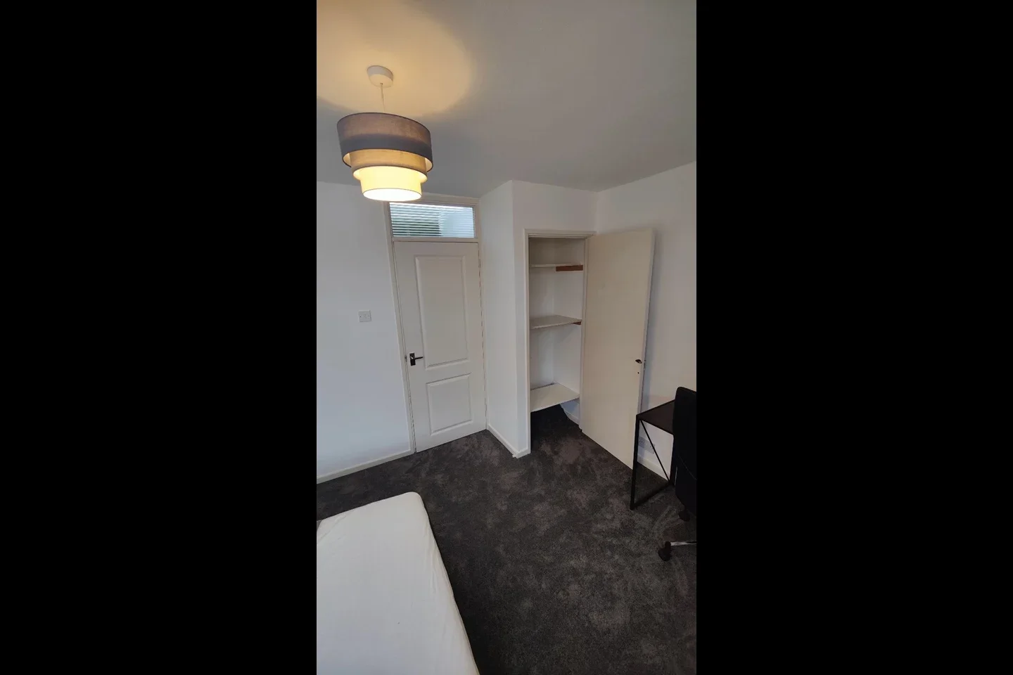Room Hillview Court in Woking
