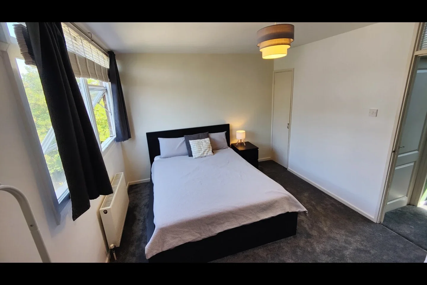 Room Hillview Court in Woking
