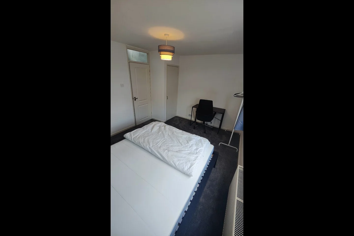 Room Hillview Court in Woking