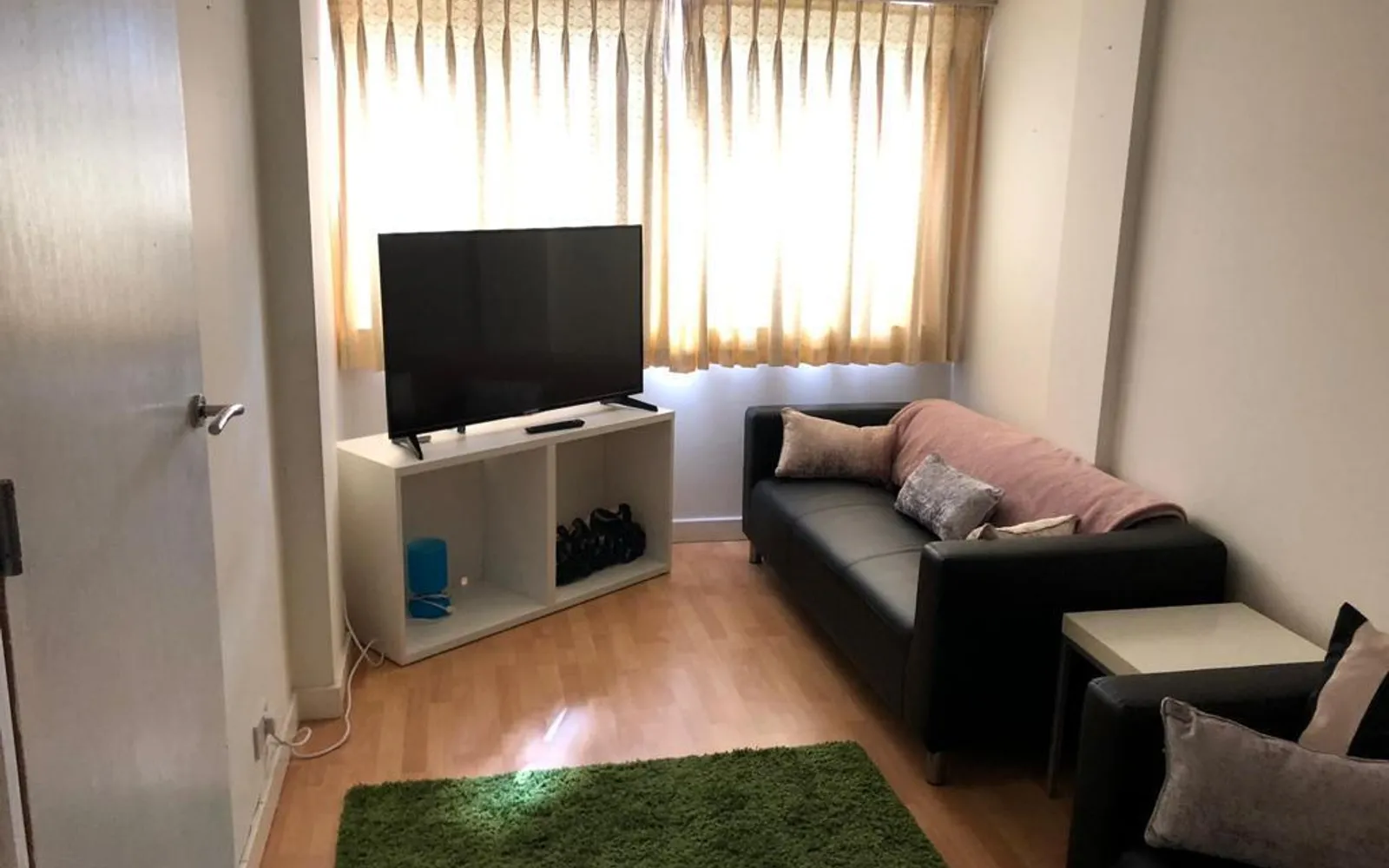 Room Woodside Court in Greater London