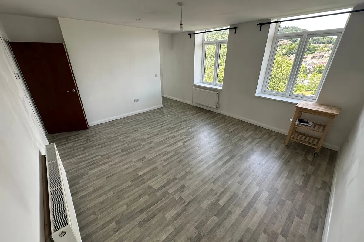 Flat Llantrisant Road in Pontypridd