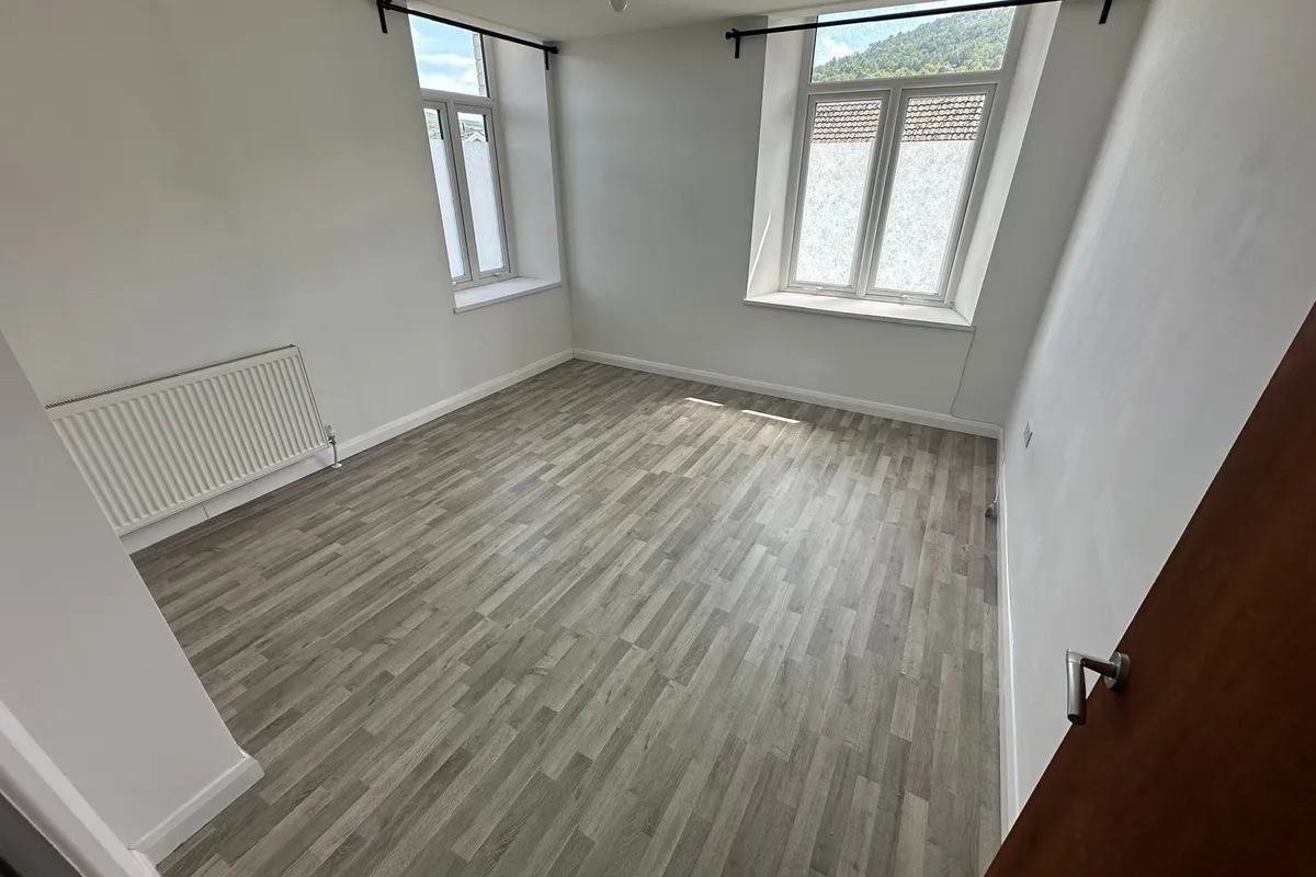 Flat Llantrisant Road in Pontypridd