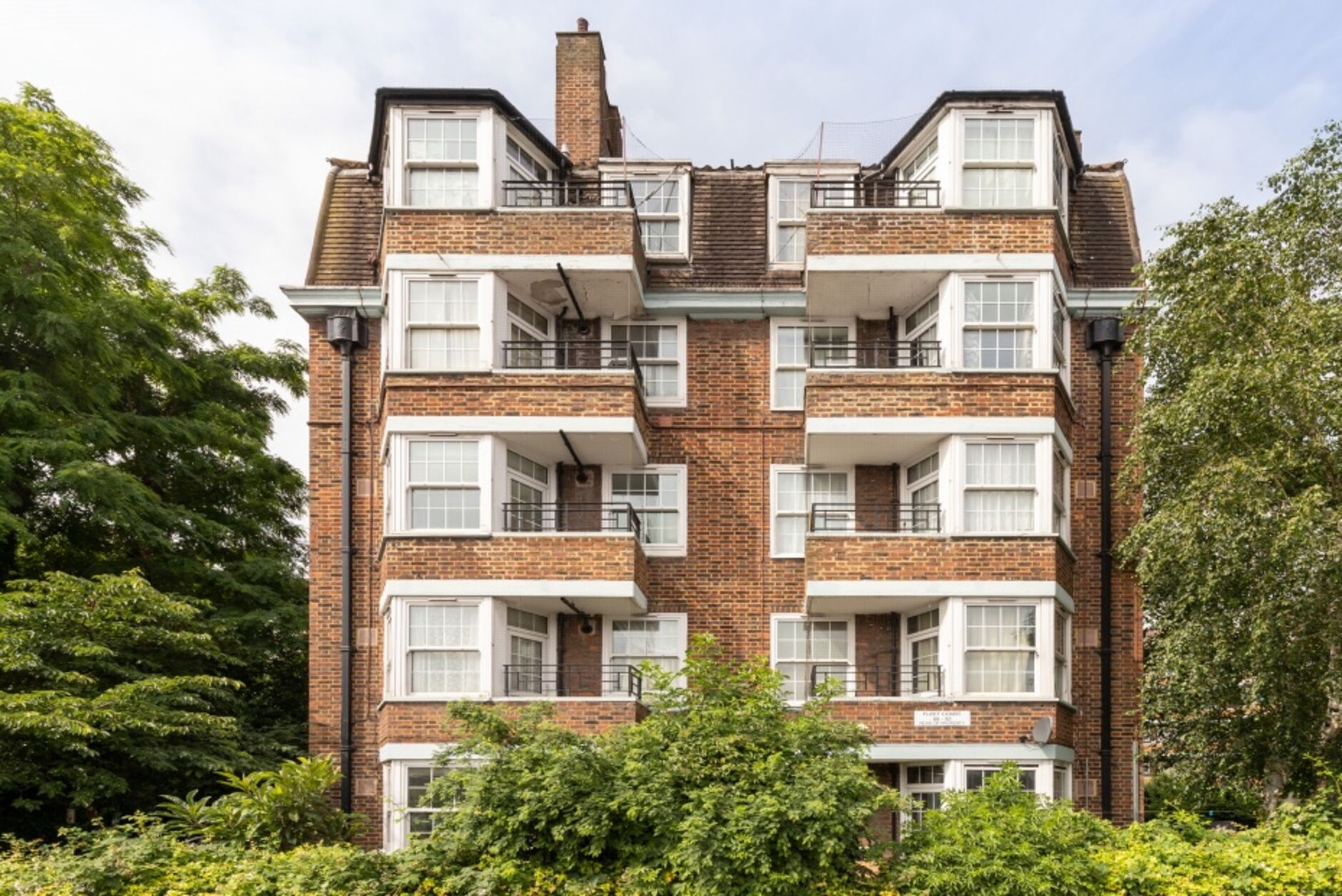 Flat Emlyn Road in Greater London